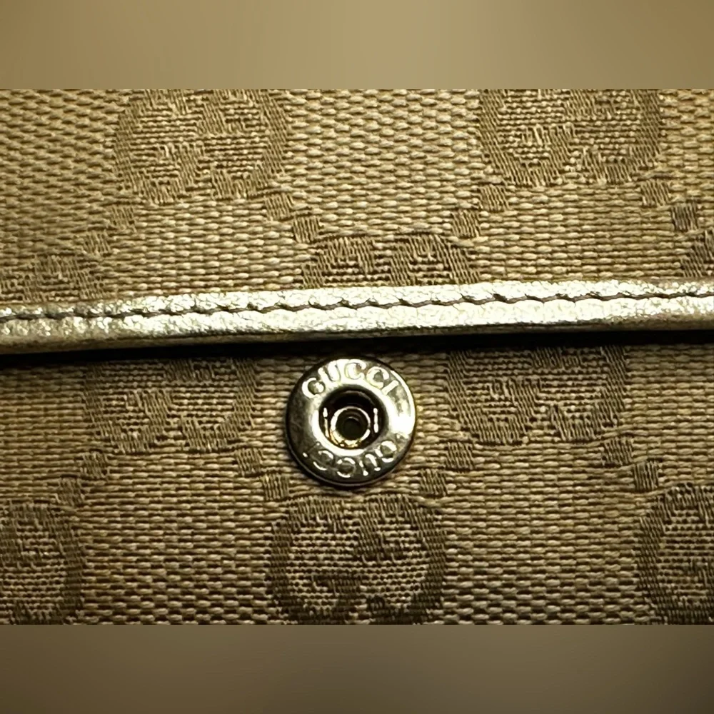 Authentic GUCCI Gold Monogram Key Holder GUC - Picture 5 of 17